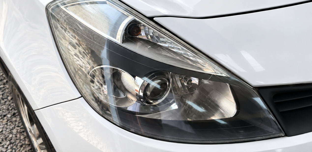 Renault Clio — optique avant gauche — Rénovation optiques par Bell Drive Automotive à Marseille