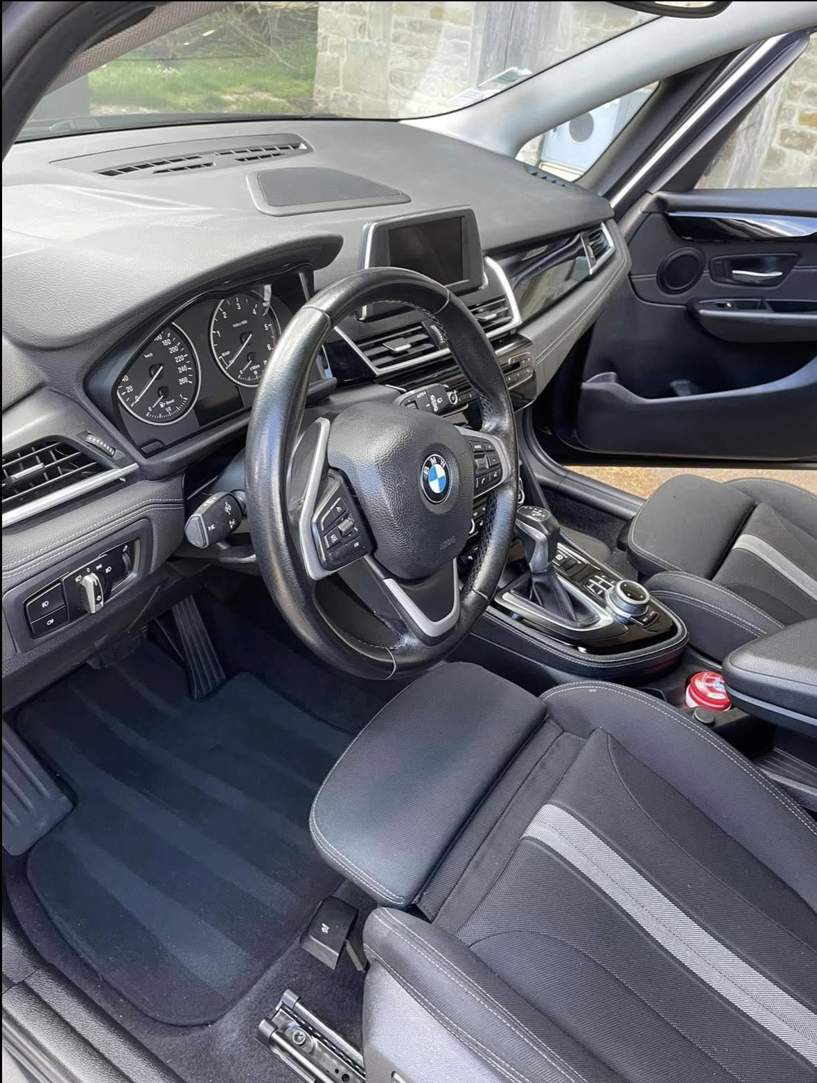 BMW iX1 — remise en état complète de l'habitacle — Nettoyage profond par Bell Drive Automotive à Marseille